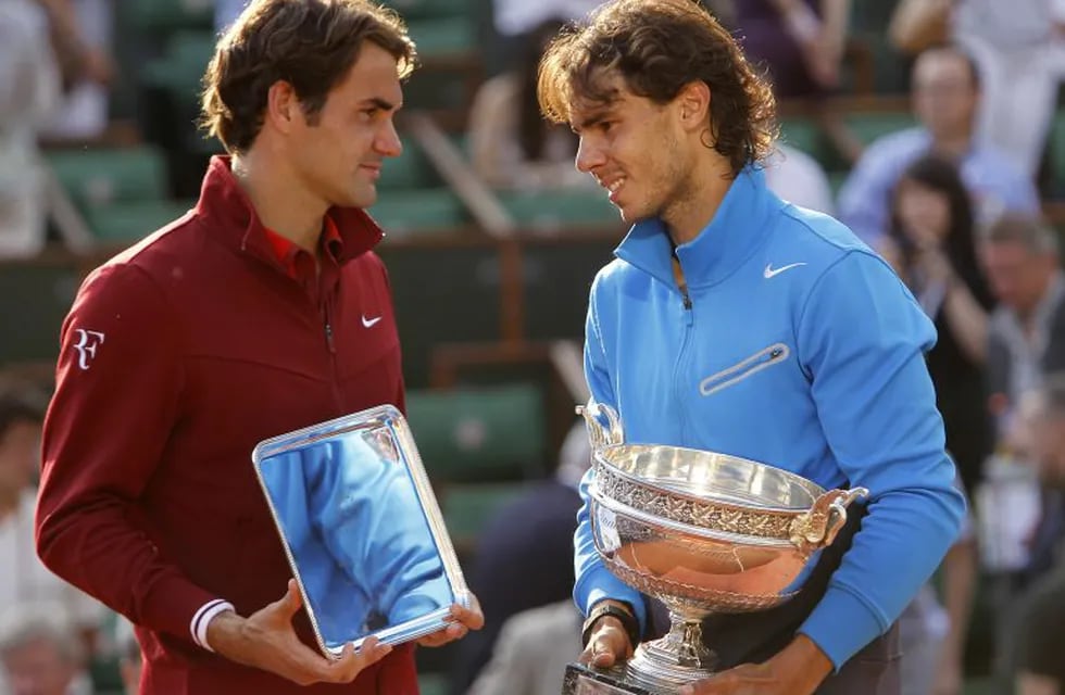 Una sana costumbre sobre arcilla: Federer con el segundo puesto y Rafa Nadal con el trofeo de campeón. (AP Photo/Lionel Cironneau)
