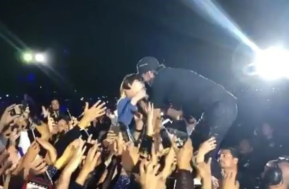 Enrique Iglesias manoseó a una cantante y besó en la boca a una fan durante un show.