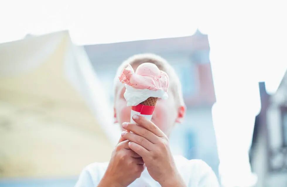 “La idea surgió como un incentivo para los chicos que compraban”, contó el heladero Leonardo Fabio Navarro (Imagen ilustrativa - Unsplash).
