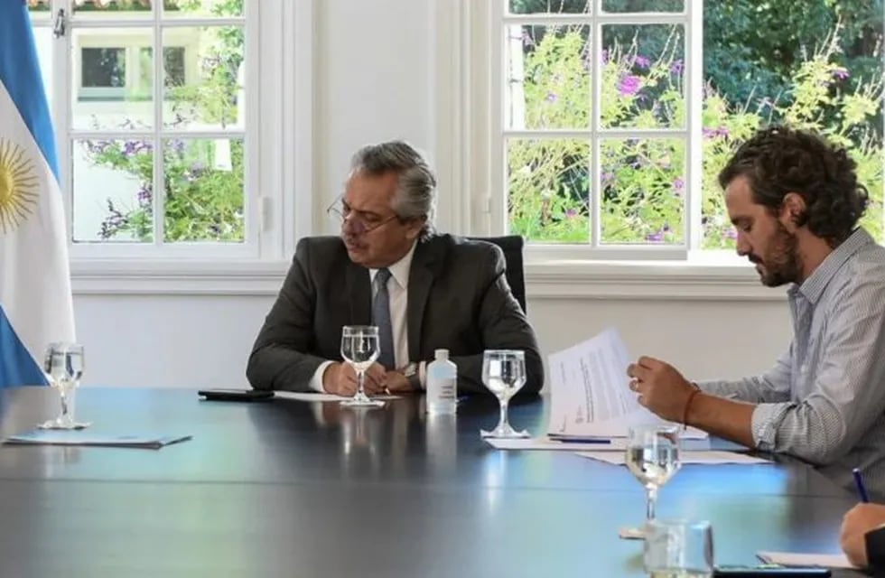 Alberto Fernández y Santiago Cafiero junto a los dirigentes de la Cámara Argentina de Comercio. (Foto: Presidencia)