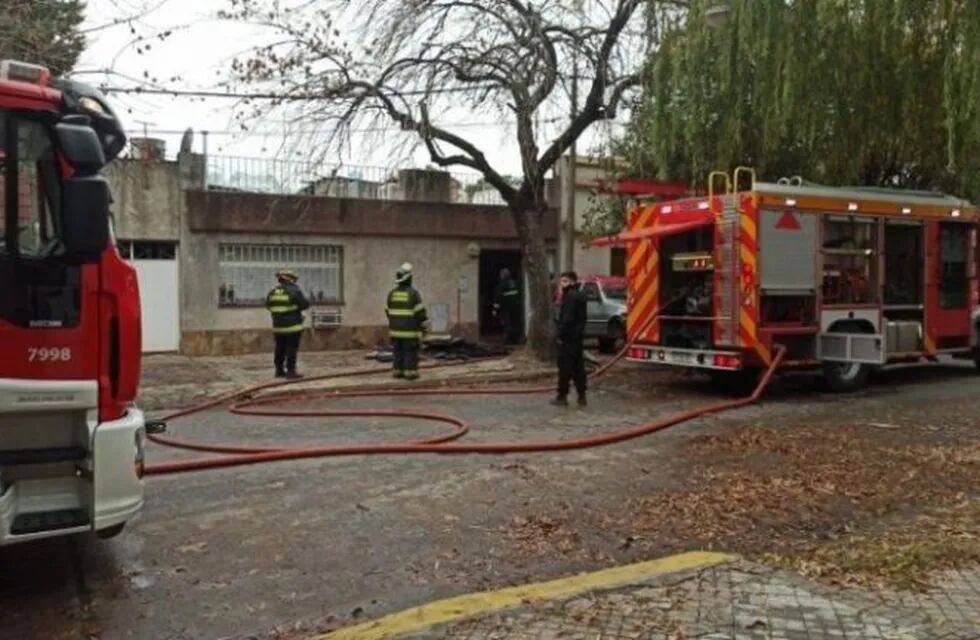 El incendio se originó en calle Tucumán al 4300. (Radio 2)