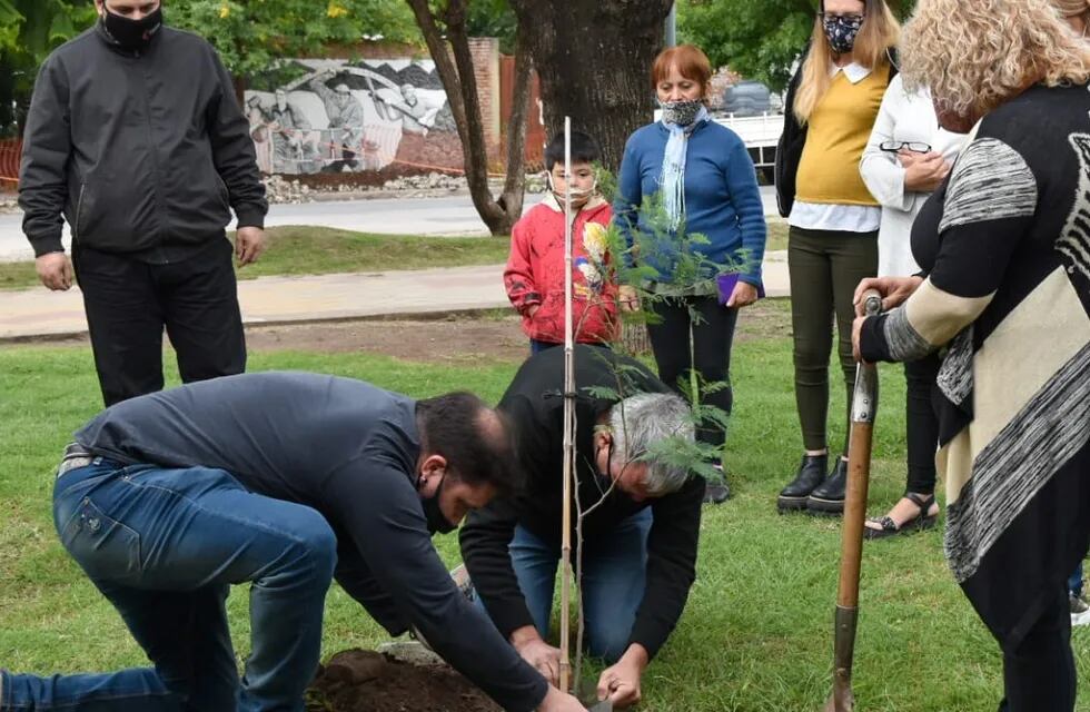 El intendente de la ciudad de Cosquín, Gabriel Musso junto a autoridades locales, plantando uno de los siete ejemplares elegidos en el marco de la iniciativa "Plantamos Memoria".