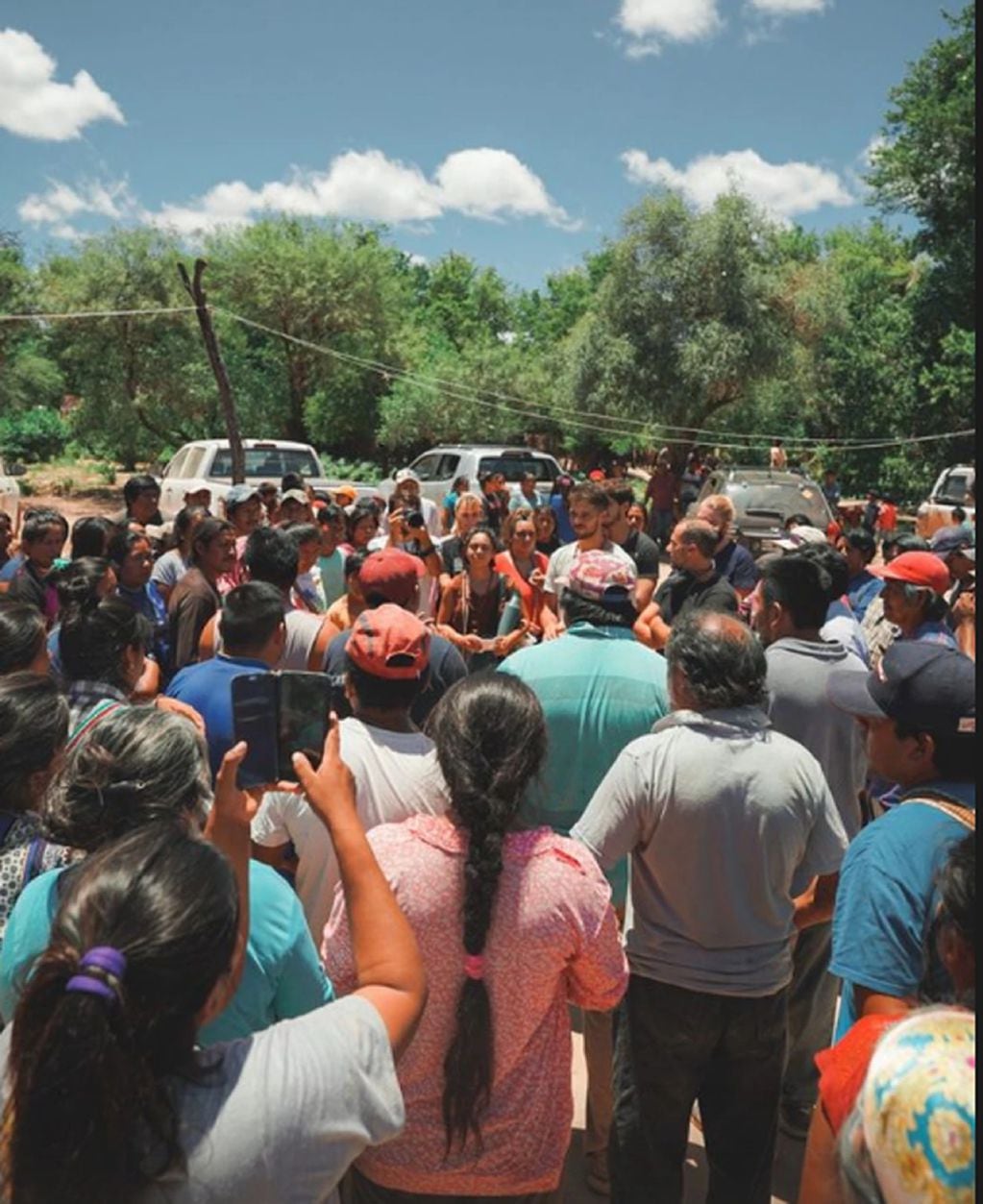 Miembros de una comunidad wichi increpó a Maratea y cuestionó el destino de las donaciones.
