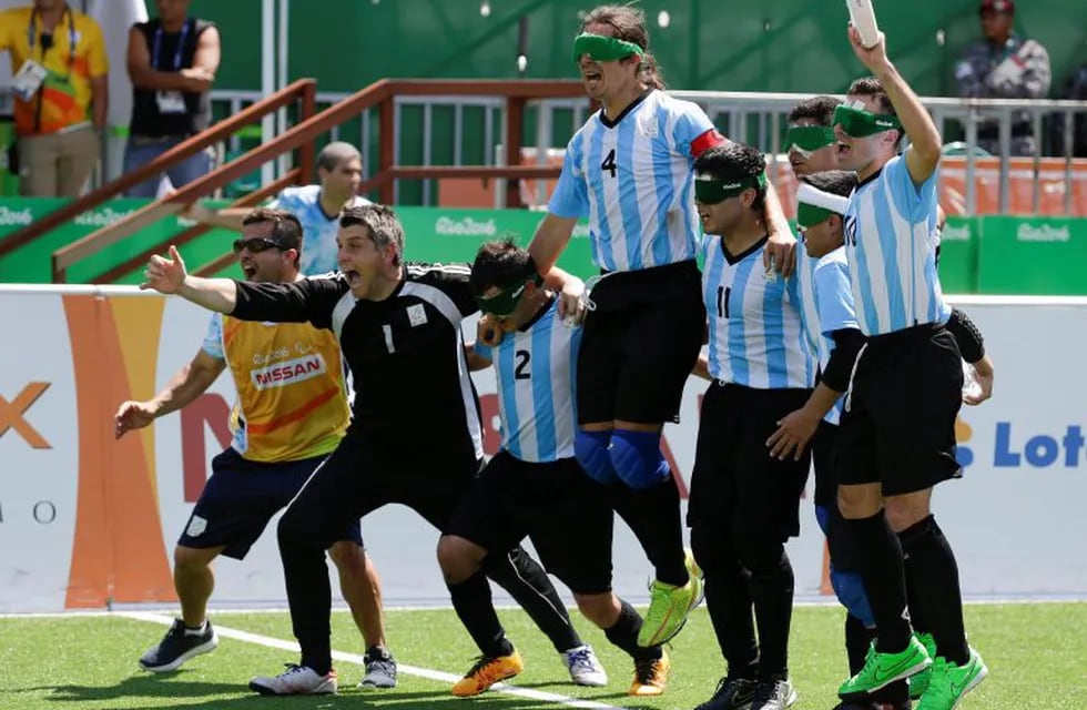 Argentina's players celebrate at the end of a penalty shoot-out with China at a men's group B preliminary 5-a-side soccer match during the Paralympic Games in Rio de Janeiro, Brazil, Tuesday, Sept. 13, 2016. Argentina won 2-1 in the penalty shoot-out. (AP Photo/Leo Correa) brasil rio de janeiro  brasil juegos paralimpicos rio 2016 futbol para no videntes seleccion argentina los murcielagos vs china