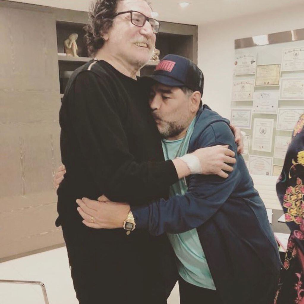 El abrazo entre Diego Maradona y Charly García