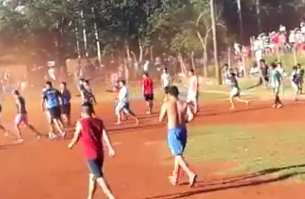 Batalla campal en un partido de fútbol en Posadas. (Foto: Captura)