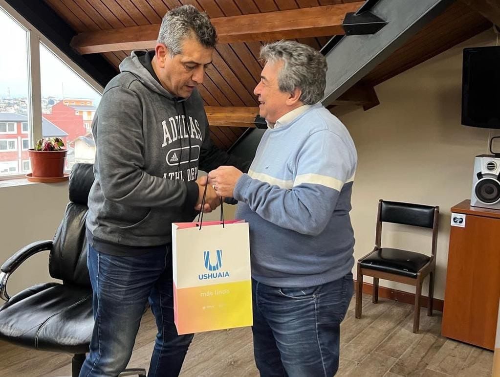 El Jefe de Gabinete de la Municipalidad de Ushuaia, Omar Becerra entregó presentes.