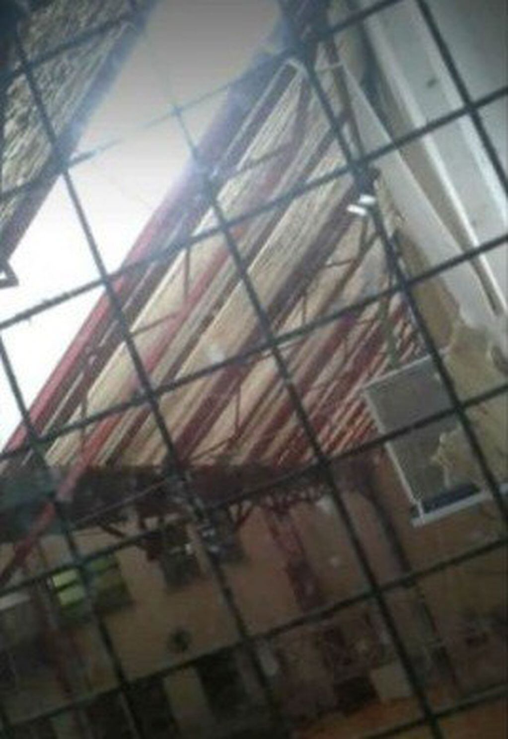 También se desplomó parte del techo del gimnasio de la Escuela Normal. (Facebook)