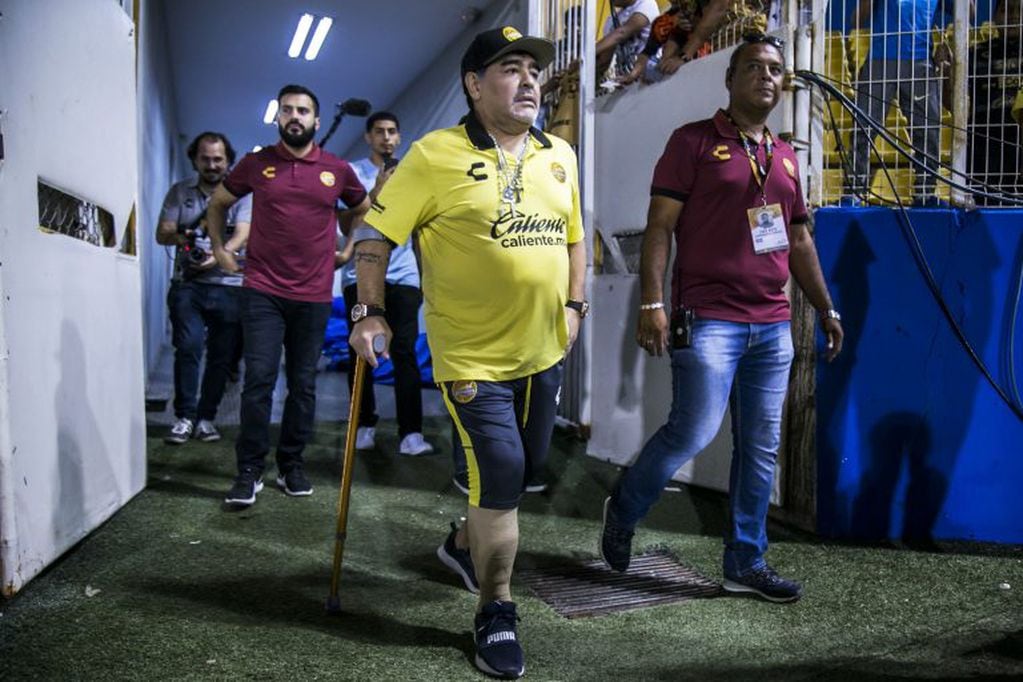 Diego Maradona en Dorados, utilizando un bastón (AFP).