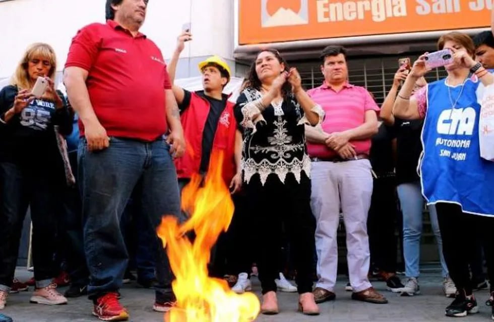 Organizaciones sociales y sanjuaninos autoconvocados protestaron quemando boletas de la luz.