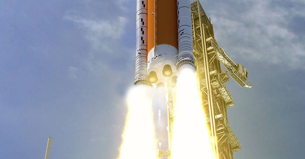Concepto del despegue del SLS de Artemisa. Durante los dos primeros minutos del lanzamiento, los dos cohetes blancos laterales generan el 75% por ciento de toda la potencia, que es combinada con los cuatro motores de la parte principal (de color naranja). Uno de esos cuatro motores fue el que presentaba fallas antes del despegue del lunes pasado.