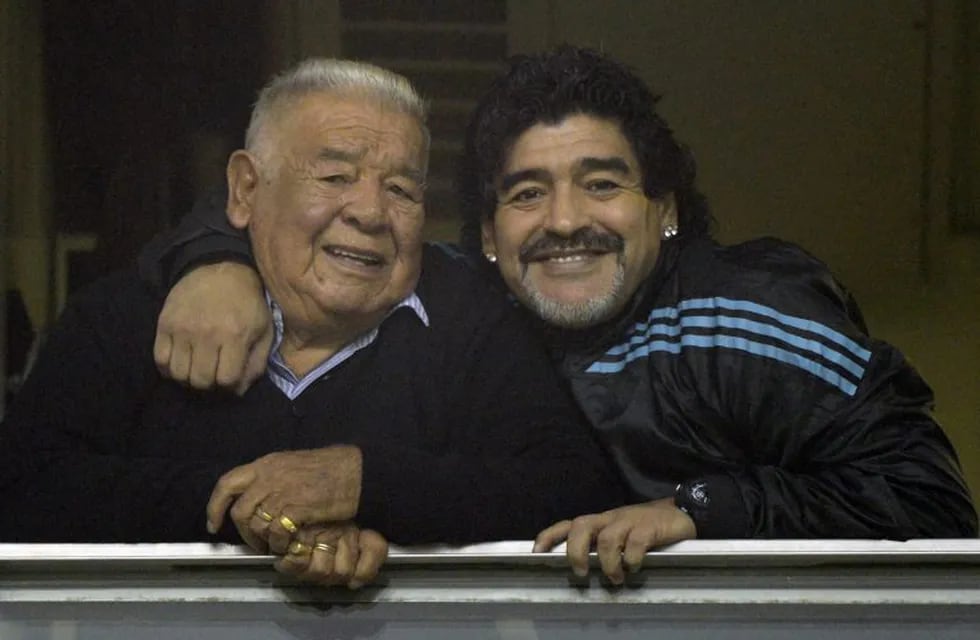 Piden una fortuna por un Ford Sierra XR4 que perteneció a la familia Maradona. AFP PHOTO / JUAN MABROMATA