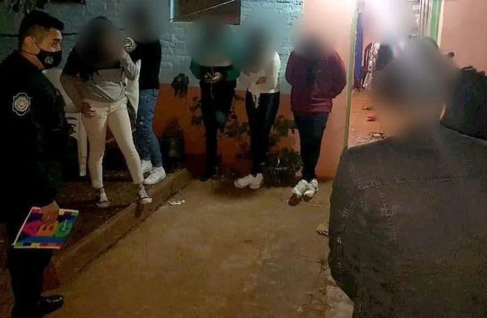 Los 12 detenidos en una fiesta realizada en la Avenida Vivanco, en la zona oeste de Posadas el domingo a la madrugada. Fueron liberados.