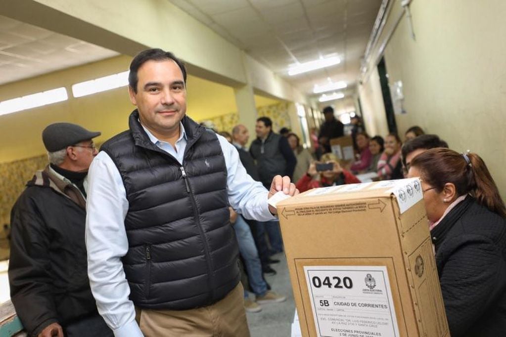 Gustavo Valdés votó en compañía de su mujer y su hijo