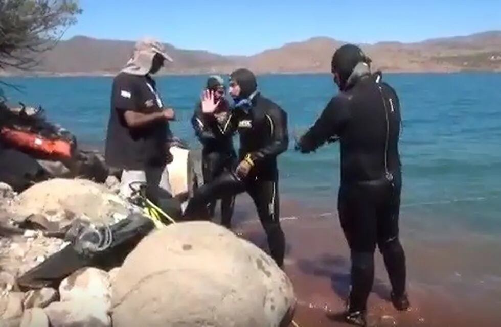 Siguen trabajado nueve buzos pertenecientes a Policía de Mendoza, Bomberos y Escuela de Buceo Aconcagua, en busca del cuerpo de la ciudadana chilena arrojada al dique Potrerillos.