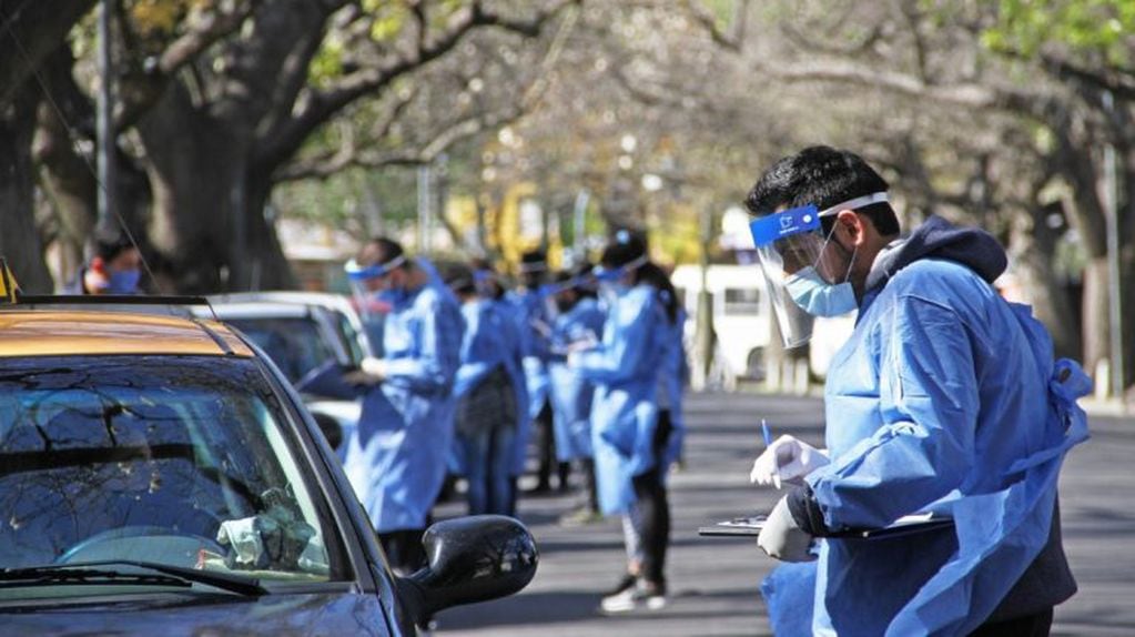 El Gobierno de Santa Fe puso en marcha el plan Detectar Federal en Rosario y empezó a recibir pacientes para un "autotest" de coronavirus cerca del Hipódromo. (@gobsantafe)
