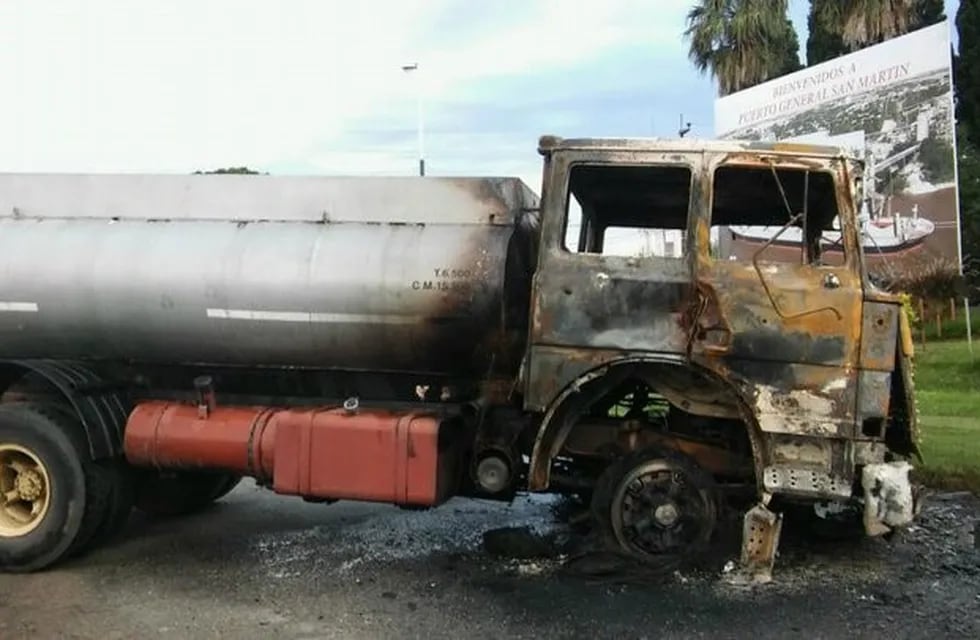 Manifestantes incendiaron un camión que atropelló y mató a un trabajador en San Lorenzo.