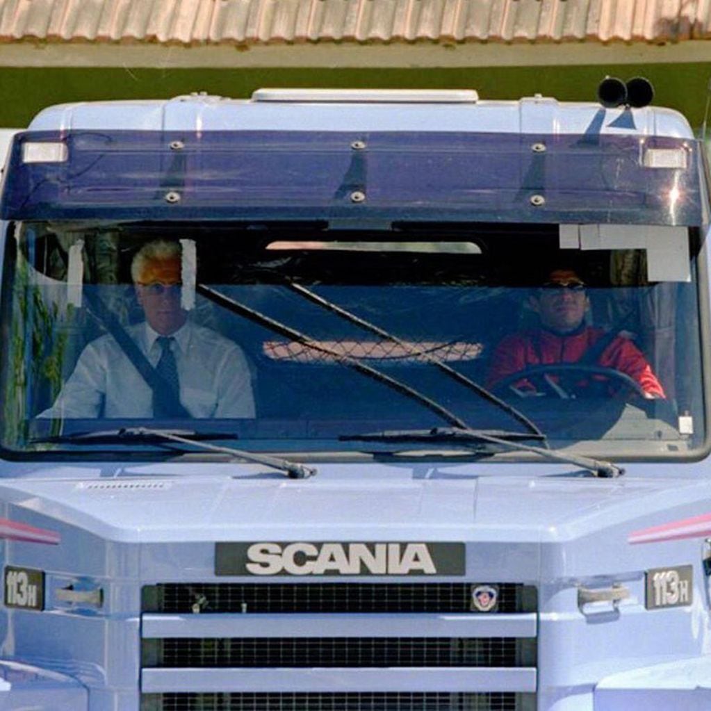 El Scania con el que Maradona evadió a la prensa.