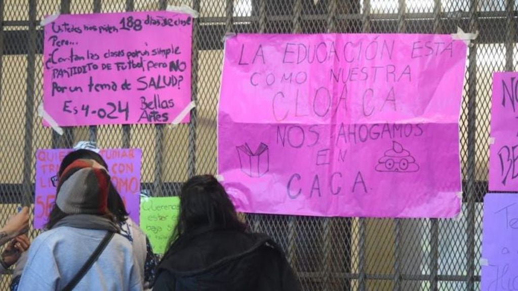Alumnos hicieron una sentada en reclamo a la Dirección General de Escuelas. Foto: Ignacio Blanco/ Los Andes)