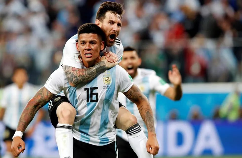 SAN111. SAN PETERSBURGO (RUSIA), 26/06/2018.- Marcos Rojo (frente) de Argentina celebra con Lionel Messi (arriba) el 2-1 ante Nigeria en un juego del grupo D del Mundial de Fútbol Rusia 2018 hoy, martes 26 de junio de 2018, en el estadio Krestovki en San Petersburgo (Rusia). Esta es una serie de diez fotos del drama de la selección Argentina frente Nigeria para clasificar a los octavos de final del Mundial de Rusia 2018. EFE/ANATOLY MALTSEV \r\n\r\nATENCIÓN EDITORES: Sólo Uso editorial. Prohibido su uso en referencia con entidad comercial alguna. Prohibido su uso en alertas, descargas o mensajería multimedia en móviles. Las imágenes deberán aparecer como fotografías congeladas y no podrán emular la acción del juego mediante secuencias o fotomontajes. Ninguna imagen publicada podrá ser alterada, mediante texto o imagen superpuesta, en el caso de que (a) intencionalmente oculte o elimine el logotipo de un patrocinador o (b) añada y/o cubra la identificación comercial de terceras partes que n saint petersburgo rusia lionel messi marcos rojo futbol campeonato mundial 2018 futbol futbolistas partido seleccion argentina nigeria