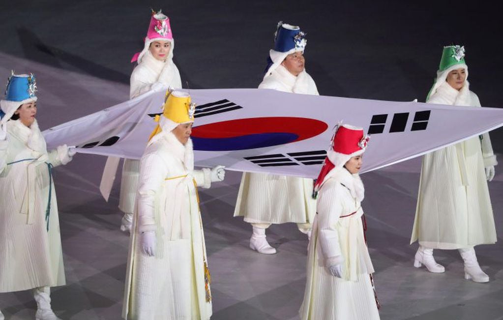 Bailarines y artistas portan la bandera de Corea del Sur durante la ceremonia de inauguración de los Juegos Olímpicos de invierno de Pyeonchgang