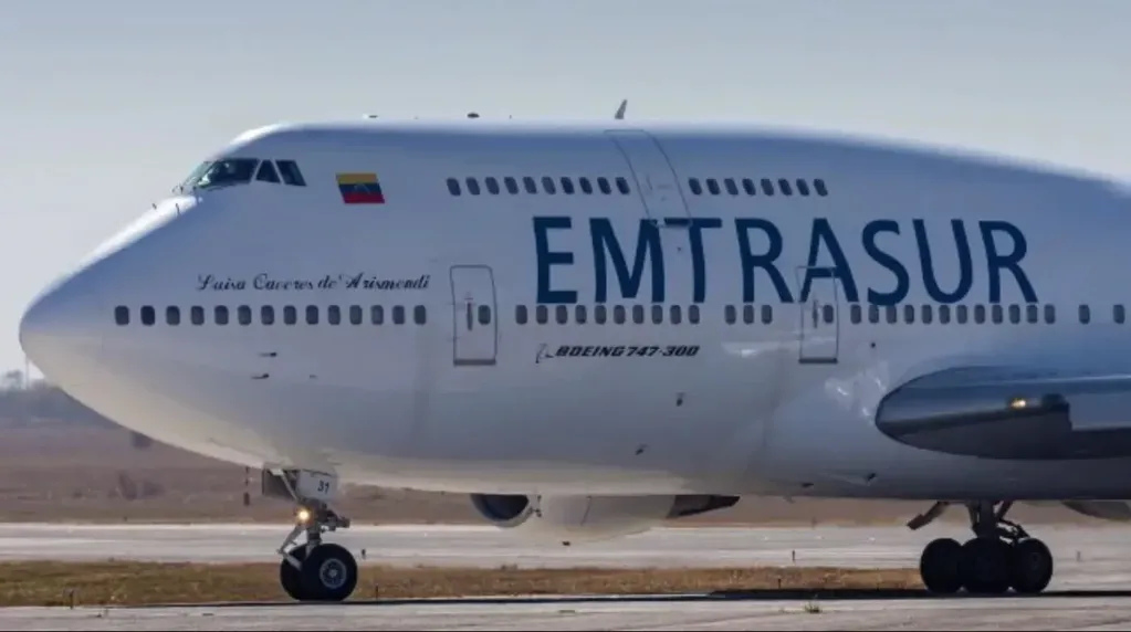 El avión venezolano-iraní retenido en Buenos Aires.