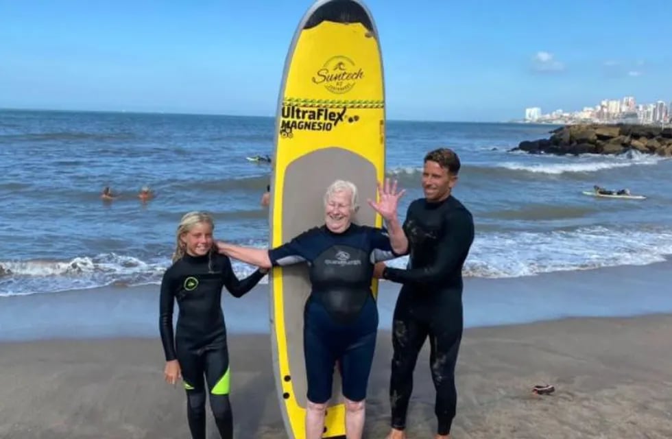 Mari Pierantoni, a los 81 años cumplió su sueño de aprender a surfear (0223).