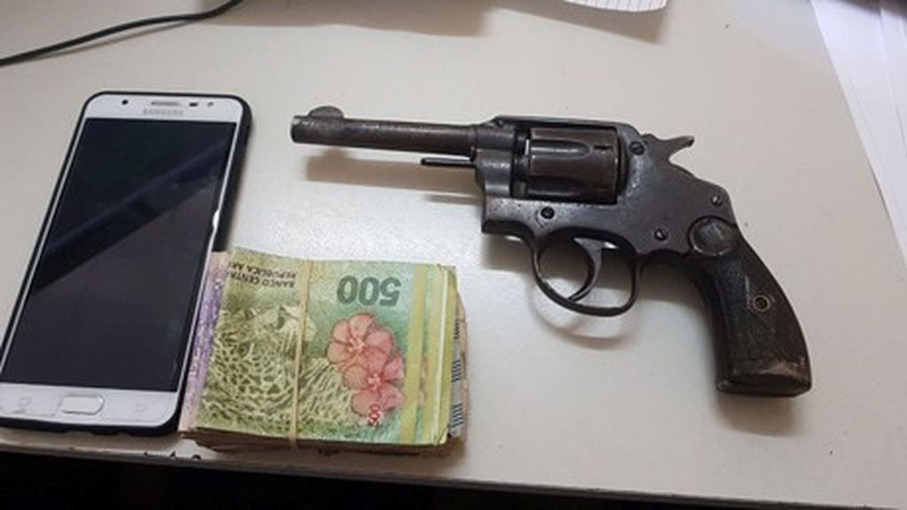 La policía secuestró el dinero en efectivo, un celular y un revólver calibre 32\u002E (Prensa Policía)
