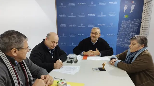 Autoridades del Club Independiente junto al senador Alcides Calvo en la firma de convenio aporte Provincial