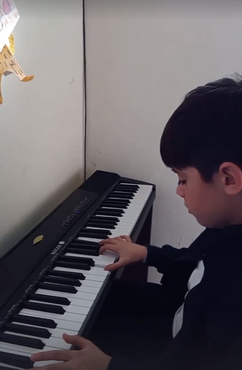 El niño toca el piano desde los 8 años.