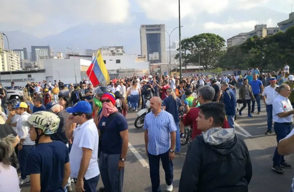 Personas se reúnen tras el levantamiento militar cerca de La Carlota en Caracas. Foto: Carlos Becerra/Bloomberg.