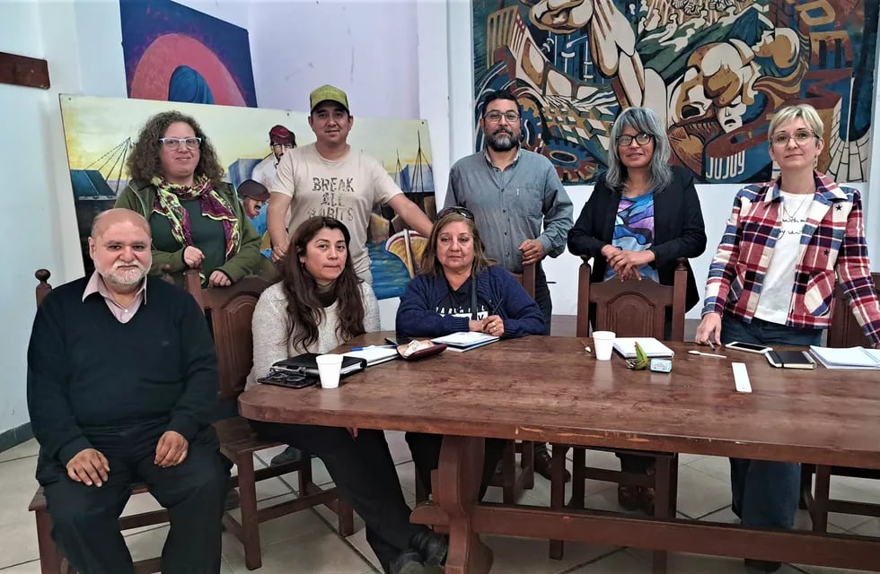 Dirigentes de los gremios docentes de Jujuy en reunión técnica-salarial preparando la propuesta para llevar a la paritaria con el Gobierno, encuentro que fue reprogramado para el martes próximo.