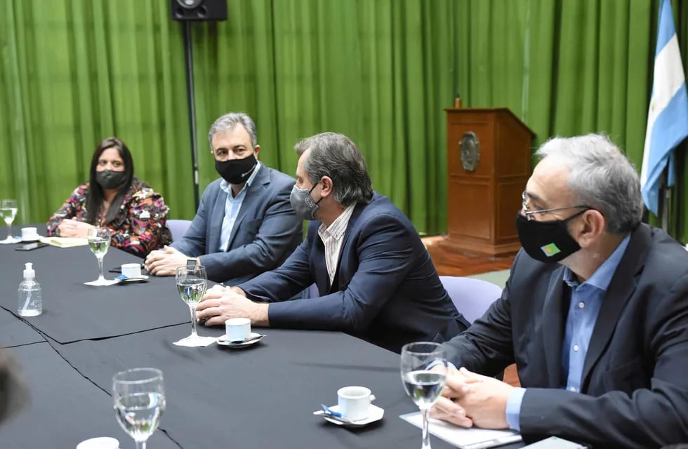 Danilo Capitani, junto a Myriam Villafañe, el intendente Luis Castellano y el senador Alcides Calvo