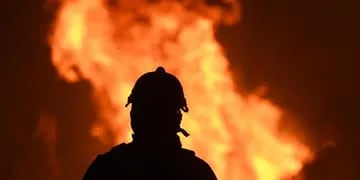 Incendios. Otra vez, bomberos pasaron la noche combatiendo las llamas. (La Voz / Archivo)
