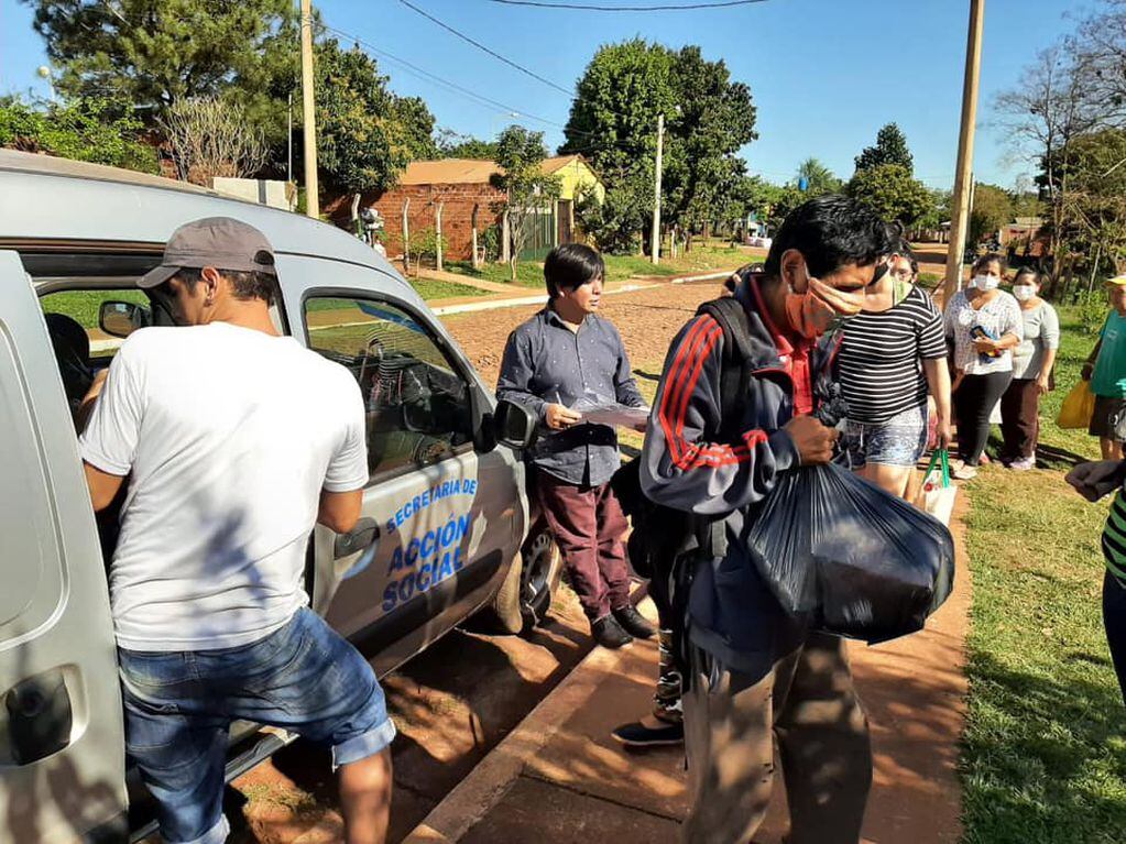 Jornada de entrega de alimentos a comedores en Puerto Iguazú.