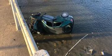 Un auto cayó al arroyo Azul