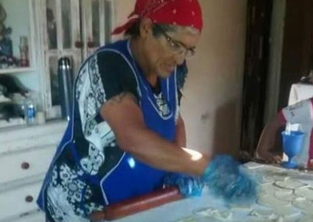 Sara Flores es una mujer de 63 años que vive en el barrio Juncal de Las Heras y le da de comer a decenas de chicos, que hoy tienen su propio equipo de fútbol.