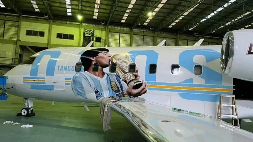 El Tango D10S, con la imponente imagen de Maradona, permitirá a sus pasajeros "hablar" con Diego gracias a inteligencia artificial.