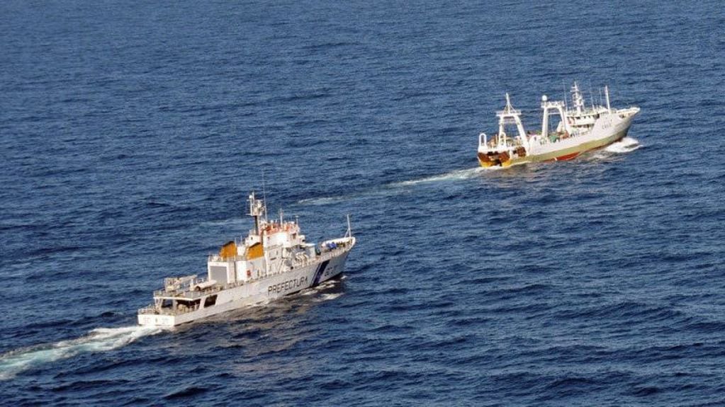 el barco "Playa Pesmar uno" tuvo problemas con Prefectura, por presunta pesca ilegal en la ZEE Argentina.