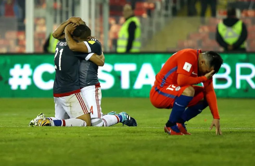 Football Soccer – 2018 World Cup Qualifying - Chile v Paraguay -  Estadio Monumental David Arellano, Santiago, Chile – August 31, 2017 Paraguay's Richard Ortiz (C) and Oscar Romero (L) react after a Ortiz's goal next to Chile's Gary Medel (R).  REUTERS/Ivan Alvarado