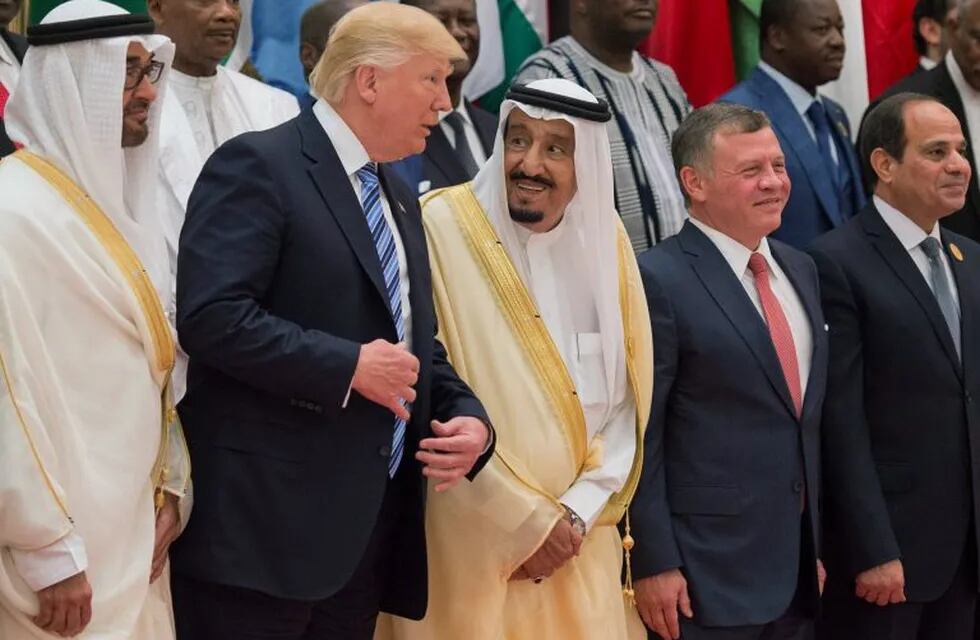 Riyadh (Saudi Arabia), 21/05/2017.- A handout photo made available by the Saudi Press Agency (SPA) shows King Salman bin Abdulaziz al-Saud of Saudi Arabia (C), and US President Donald J. Trump (L-2) taking part in a group photo at the opening session of the Gulf Cooperation Council summit (GCC), in Riyadh, Saudi Arabia, 21 May 2017. The GCC is attended by the leaders of Kuwait, Bahrain, Qatar, the Crown Prince of Abu Dhabi, deputy Prime Minister of Oman, and the US President. (Arabia Saudita, Bahrein, Abierto) EFE/EPA/SAUDI PRESS AGENCY HANDOUT HANDOUT EDITORIAL USE ONLY/NO SALES