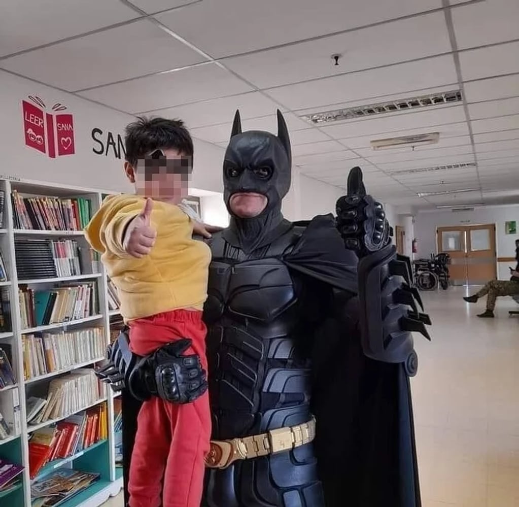 El chubutense que se disfraza de Batman para acompañar a los niños en el hospital.