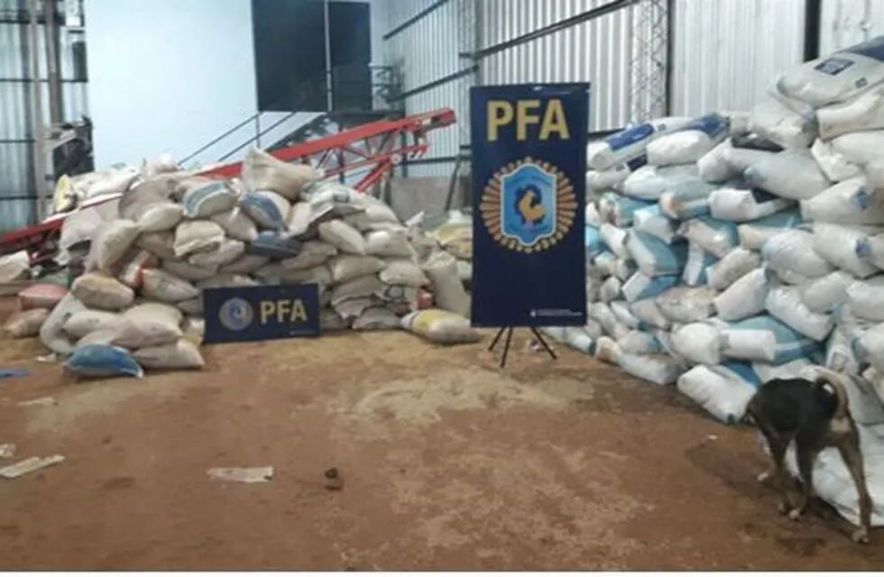Bolsas de soja secuestradas en operativos contra el contrabando en Misiones. (MisionesOnline)