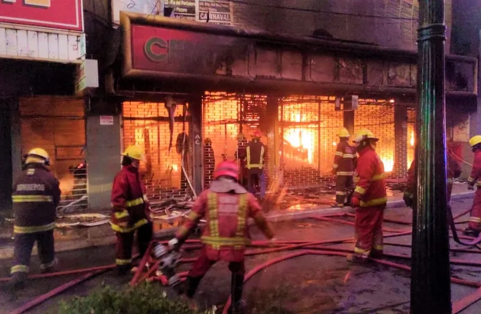 Las impactantes imágenes del incendio en el Mercado de pulgas de Salta.