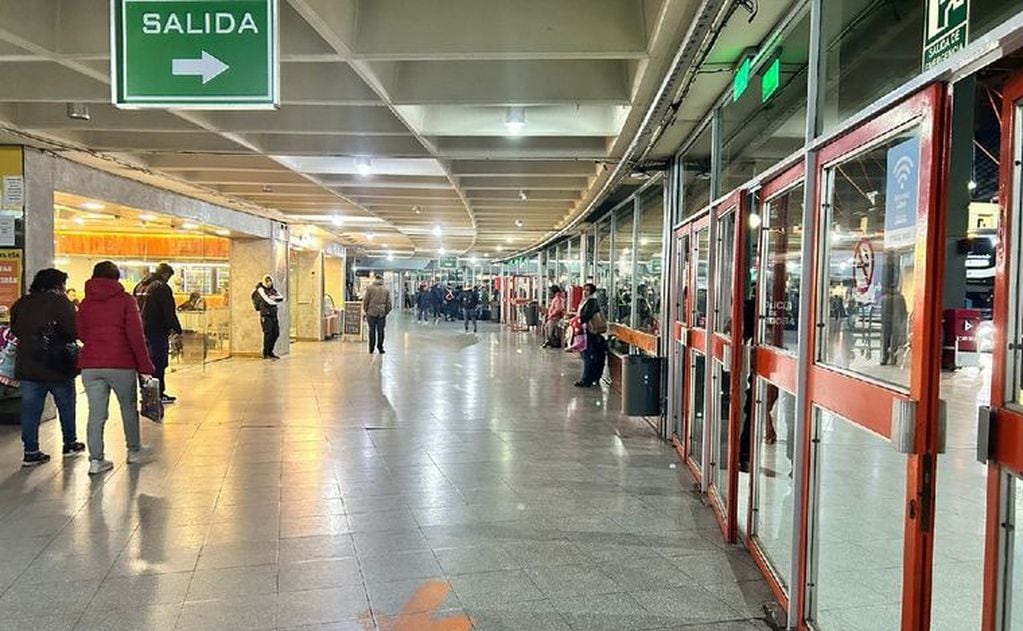 La Terminal de ómnibus de Córdoba amaneció sin asientos.