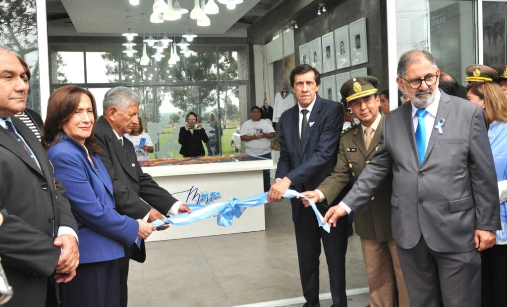 El VGM Paulino Guanuco y el gobernador Carlos Sadir junto a demás autoridades, en el simbólico corte de cintas para la inauguración oficial del Museo Malvinas  del Centro de Veteranos de Guerra de Jujuy.