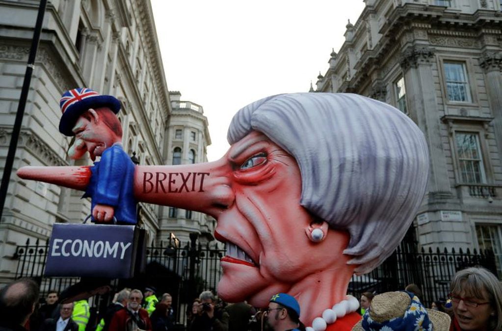 Una de las mascaras durante las protestas en Reino Unido por el Brexit (Foto: AP /Kirsty Wigglesworth)