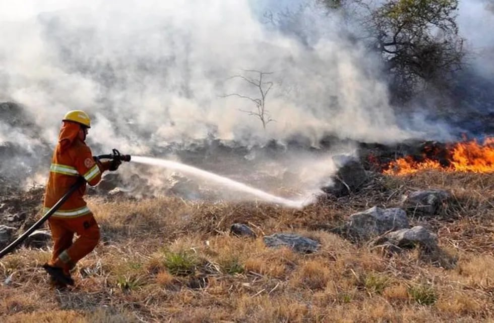 Continúan trabajando en incendios forestales al norte de Punilla. (Foto: Gobierno de Córdoba).