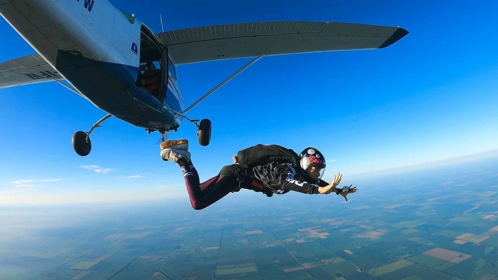 Camila Berone tiene sólo 23 años y recibió el título de paracaidista deportiva.