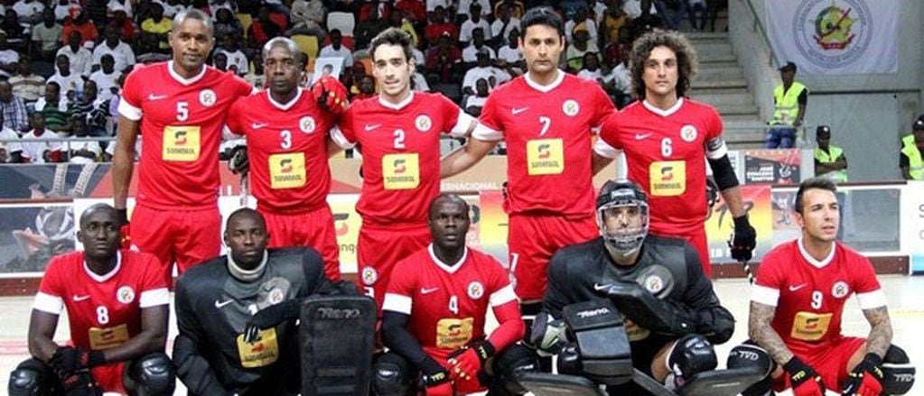 Martín Payero, cuarto de izquierda a derecha) de los jugadores angoleños que posan de pie.